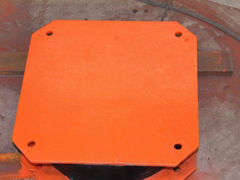 盆式橡胶支座底板处用垫石做成坡面以防积水